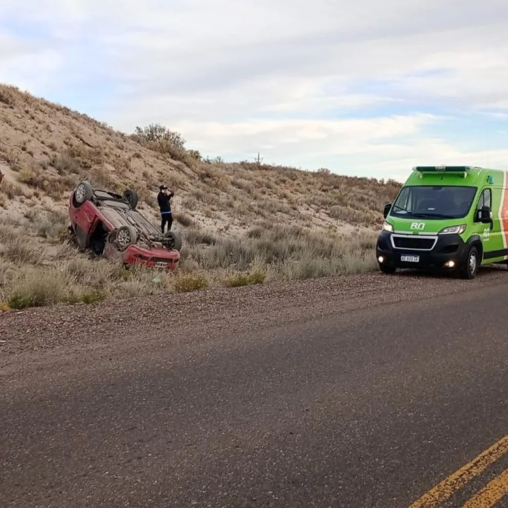 Choque y vuelco en la Ruta 6: un auto impactó de manera semi frontal contra un camión