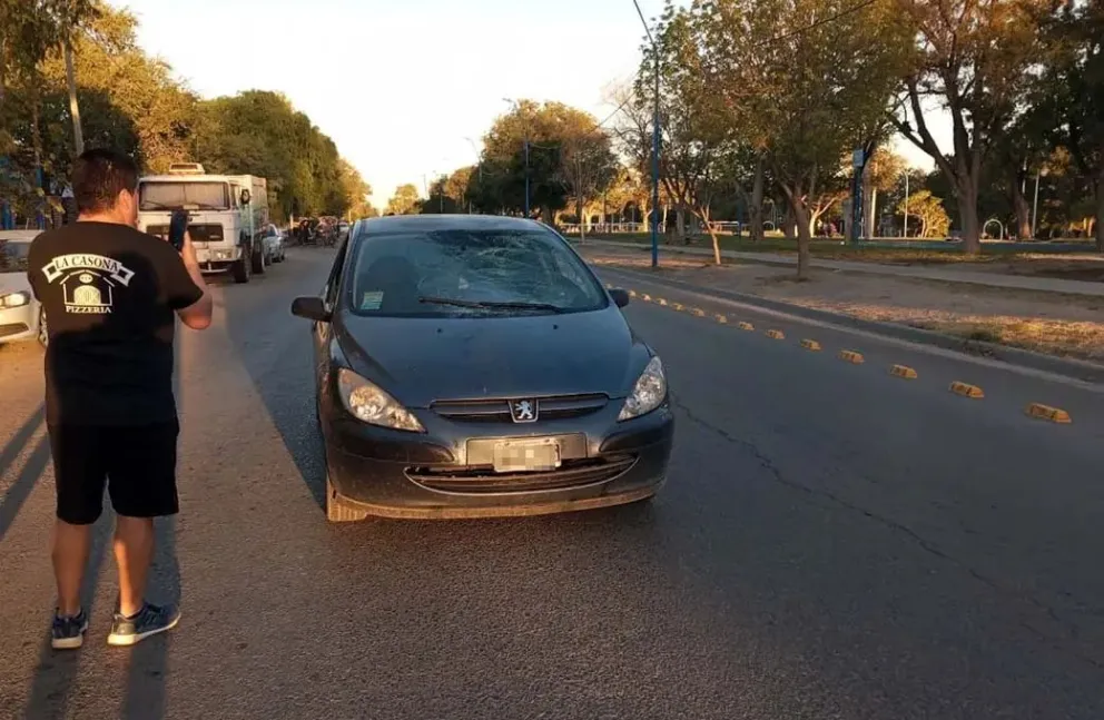 Un ciclista terminó hospitalizado tras ser impactado por auto en calle Gelonch 