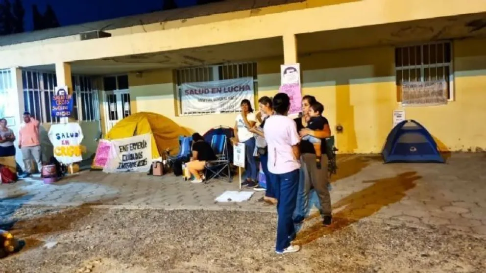 Paro y acampe de trabajadores de Salud afuera del Hospital de Roca