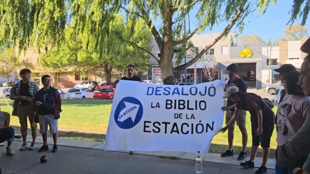 El municipio sacó los libros de la Biblioteca popular “La Estación” 
