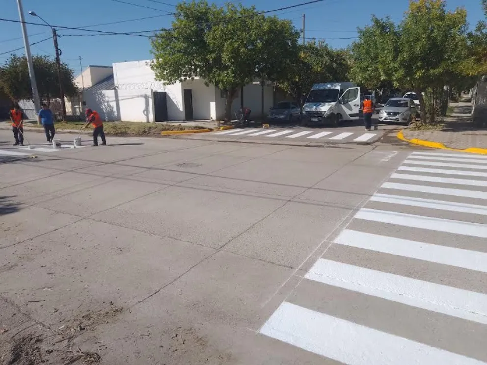 Demarcaron las sendas peatonales en cercanías a las escuelas de Roca