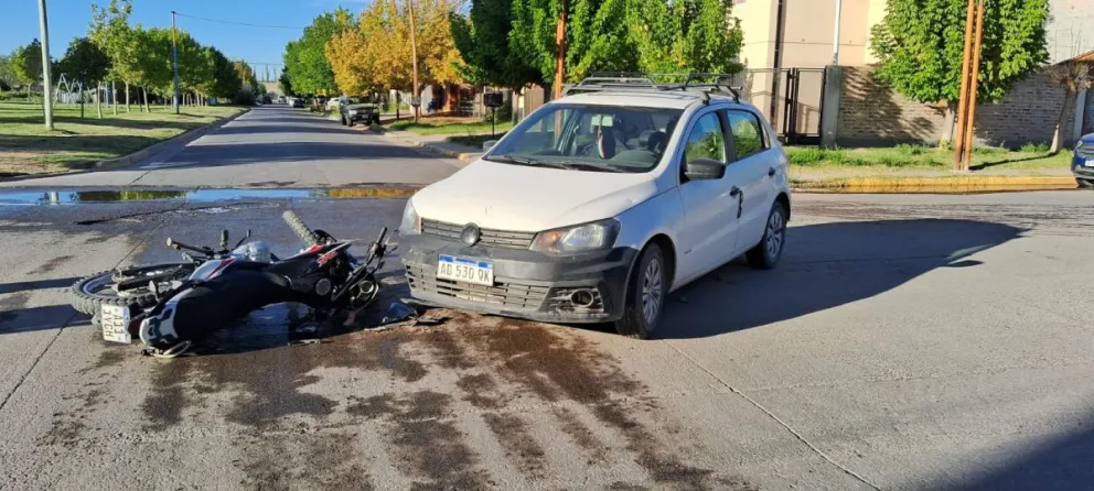 Durísimo choque entre un auto y una moto en Roca 