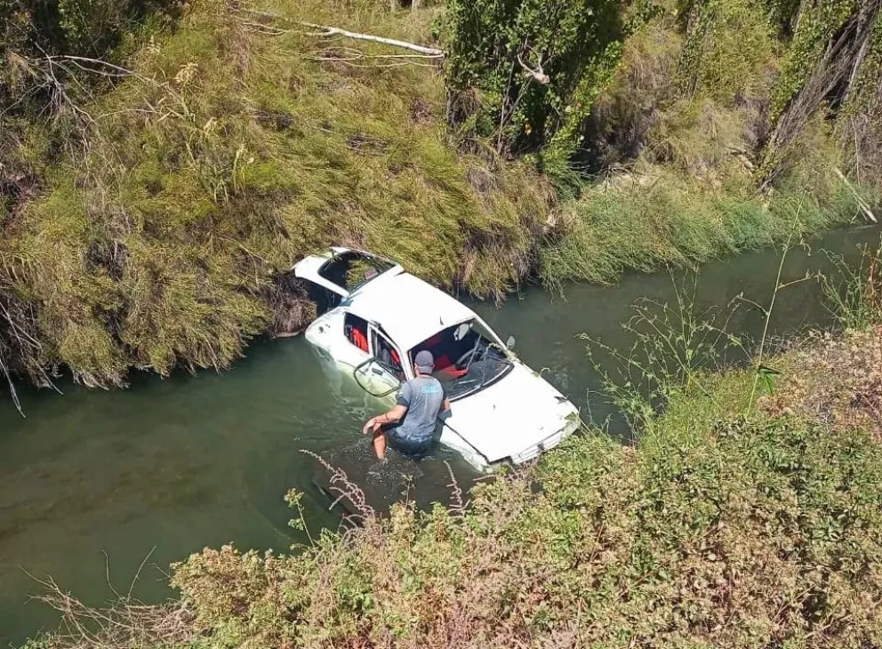 Cayó al desagüe cuando circulaba junto a su hija por la zona rural de Roca