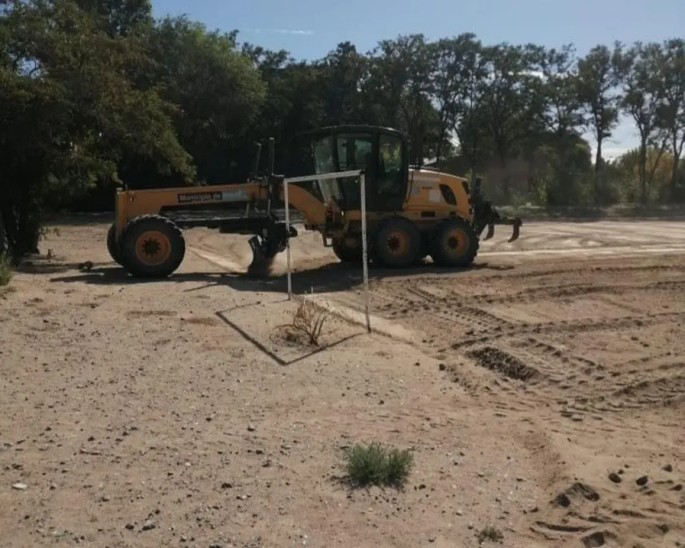 Realizaron el mantenimiento de las canchas de fútbol en Roca
