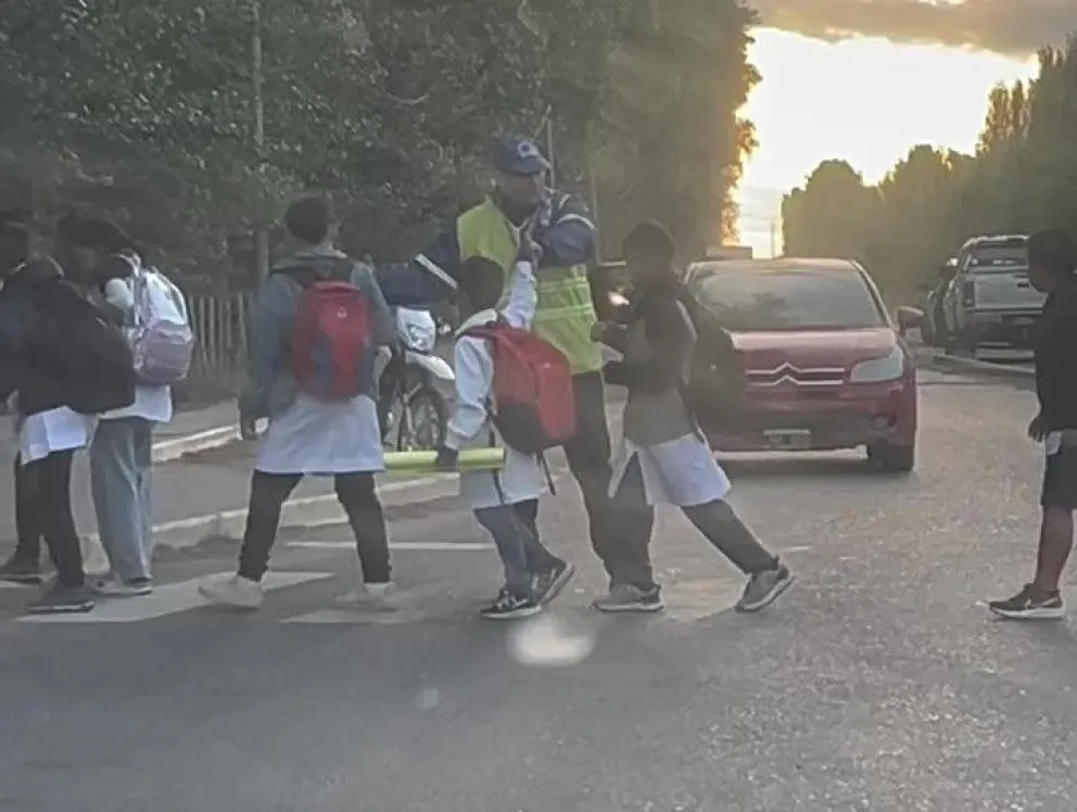 Un inspector de tránsito tuvo un conmovedor gesto con niños de una escuela primaria 