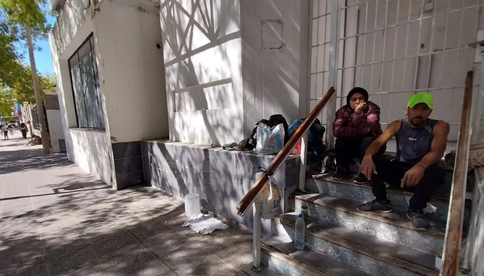 Roca: una pareja que vive en la calle pide ayuda para solucionar su difícil situación