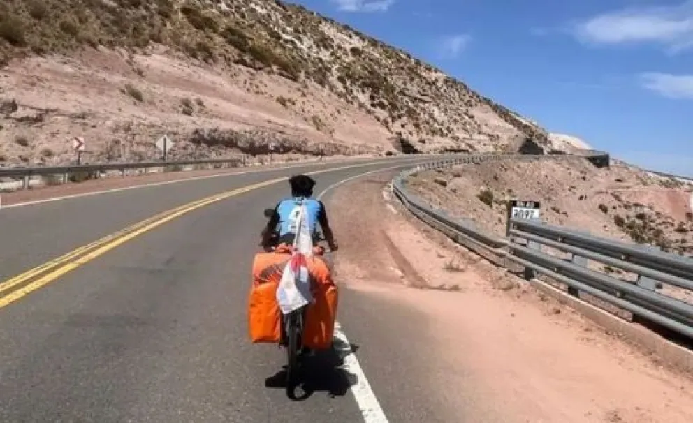 Lleva 40 mil kilómetros hechos en bici y hoy llega a Roca 