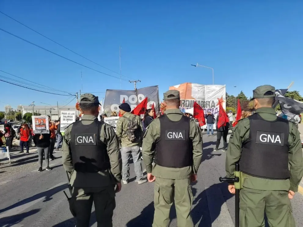 Organizaciones marchan al puente carretero con gran presencia de gendarmería