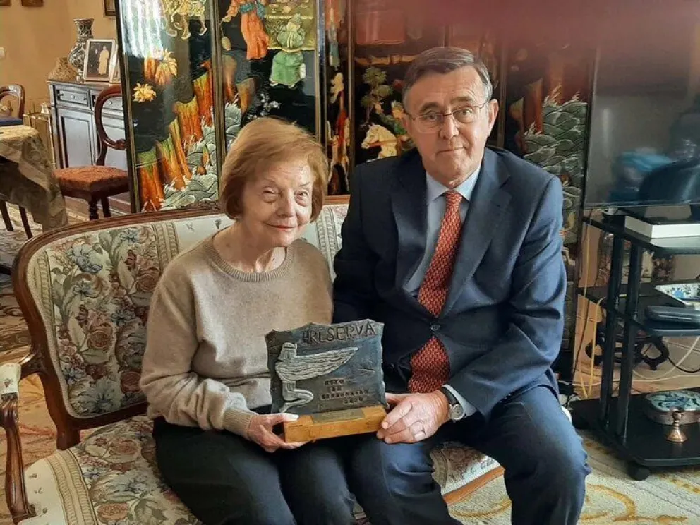 Isabel Perón reapareció para recibir una distinción en España