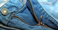 Los trucos caseros para evitar que el cierre del pantalón se baje