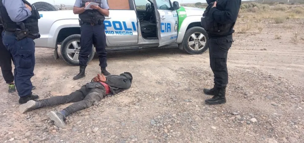 Lo atraparon intentando doblar la puerta de auto para entrar a robar