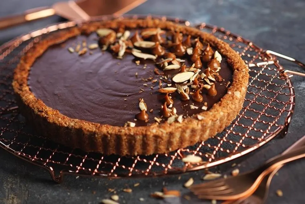 Cómo hacer una tarta de chocolate y dulce de leche sin horno y en solo 5 pasos