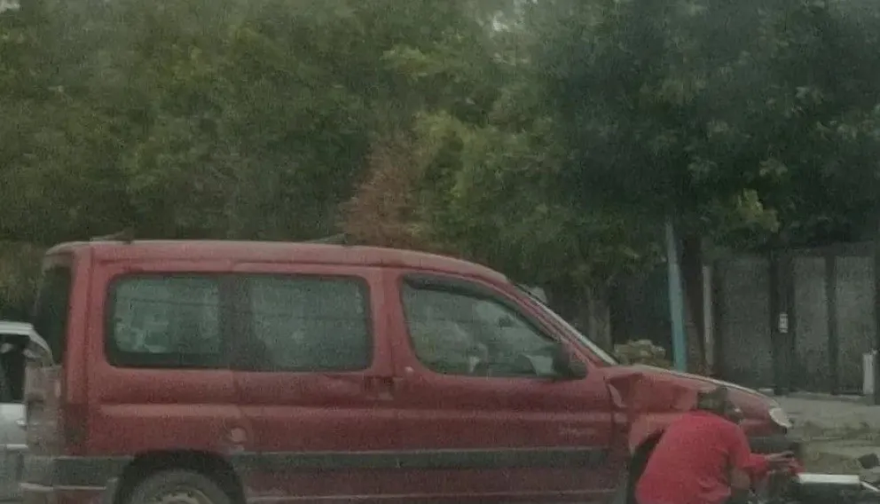 Accidente de tránsito entre una camioneta y una moto en Roca