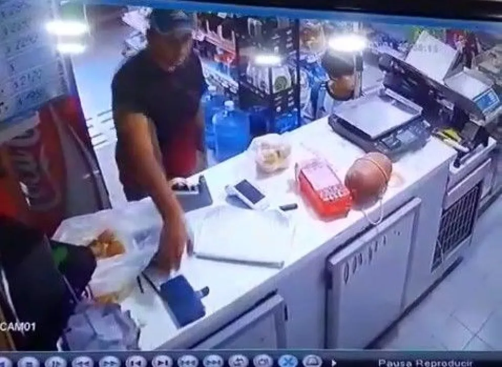 VIDEO: Robo un celular en un comercio y lo escracharon en redes sociales
