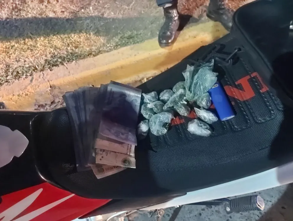 Pasaron por un control de tránsito en la región y les descubrieron 20 envoltorios de marihuana 