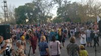 Una multitud acompaño el abrazo simbólico al Hospital de Roca