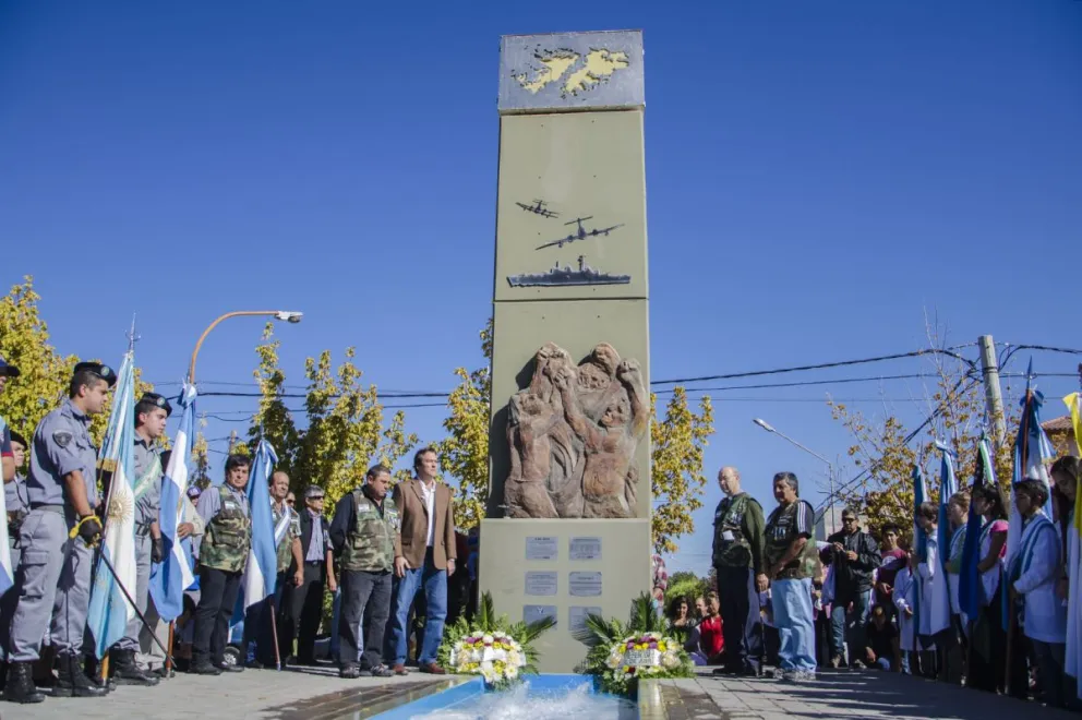 El acto en el Memorial de Malvinas reúne cada año a veteranos, instituciones y vecinos en Roca, en el principal homenaje local por el 2 de abril. Foto: archivo