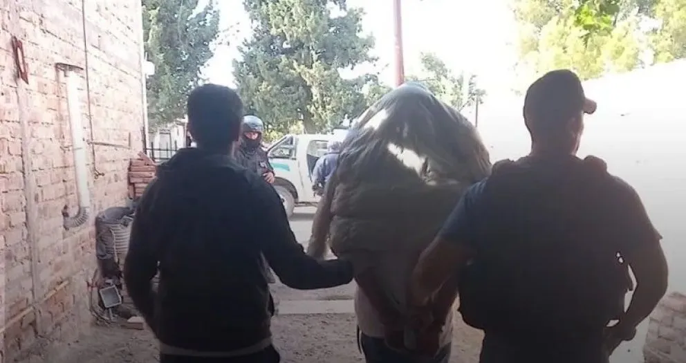 Detienen al sospechoso de un homicidio y allanan una comisaría por un posible policía que filtraba información