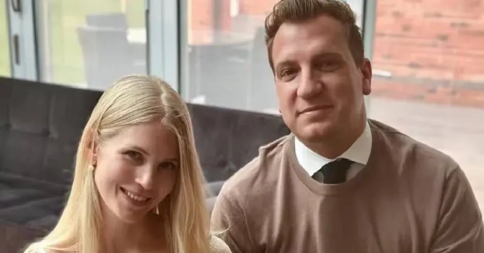 Maxi López y Daniela Christiansson revelan la carita de su hija por primera vez