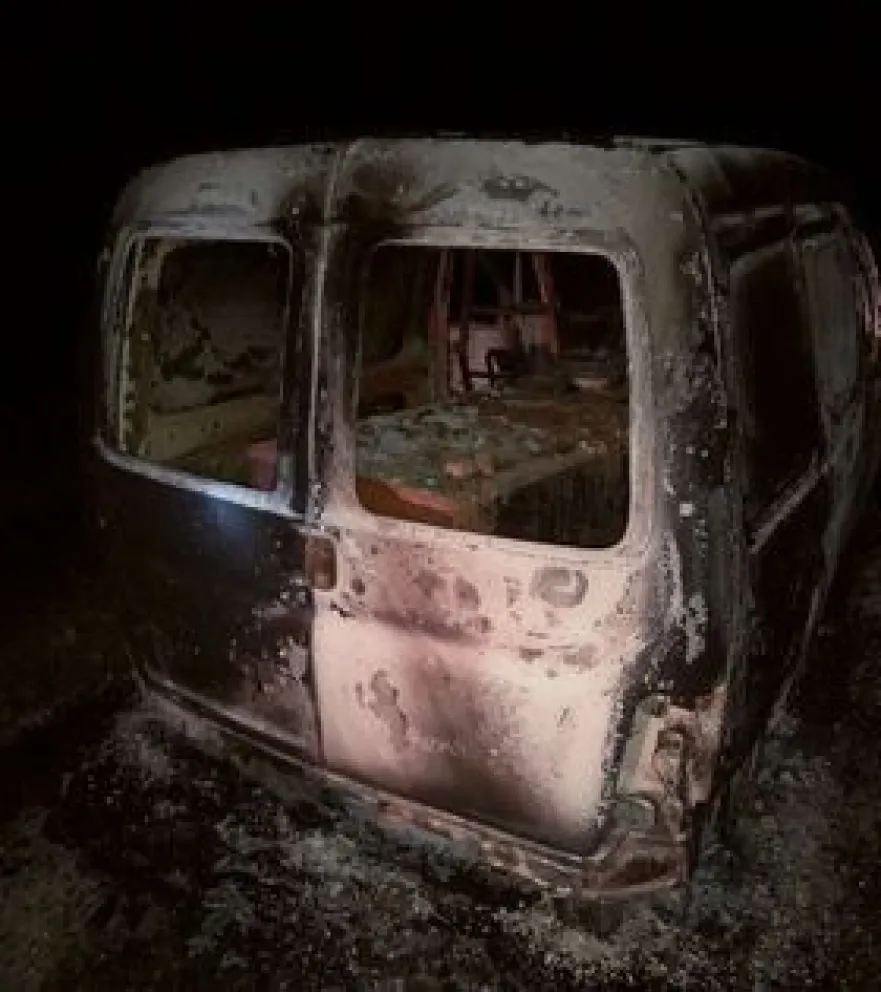 Encontraron una camioneta quemada con una caja fuerte en su interior 