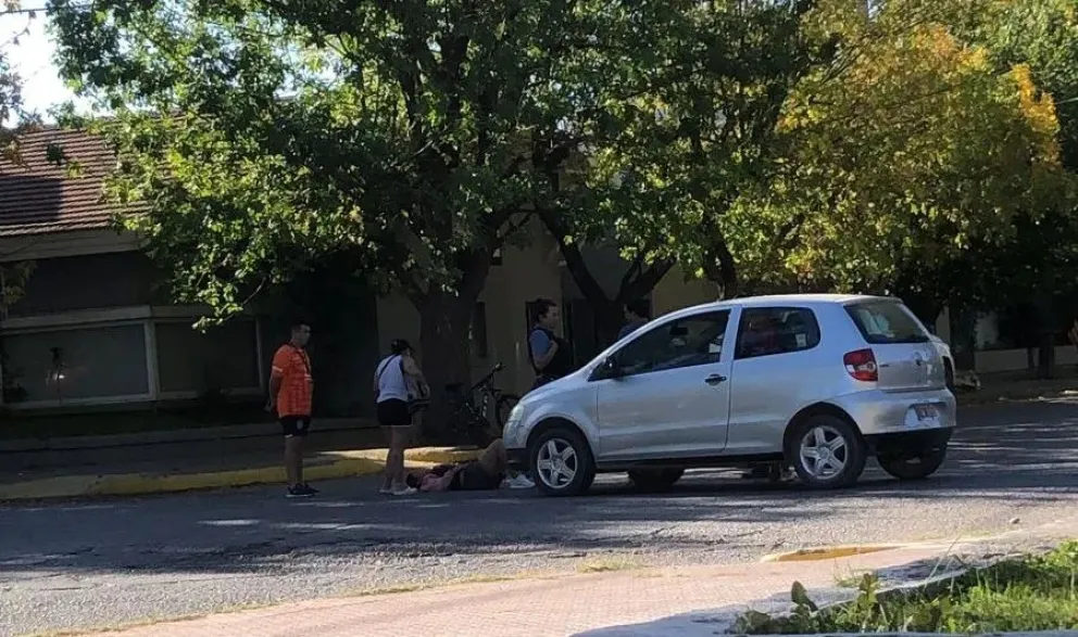 Una ciclista terminó en el hospital tras chocar contra un auto en el Canalito