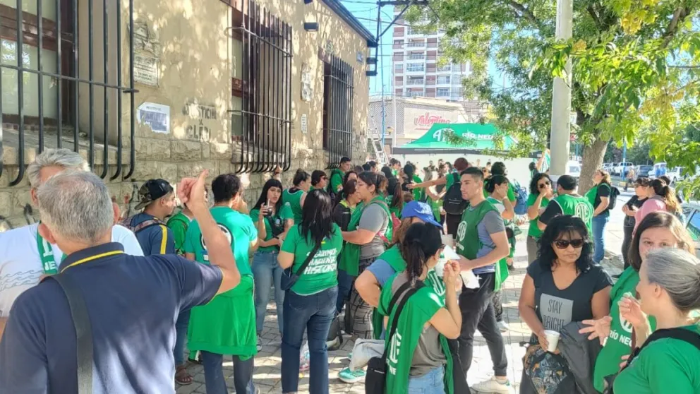 Acampe de ATE en Roca: ¿Hasta qué hora continuará la medida contra los despidos?