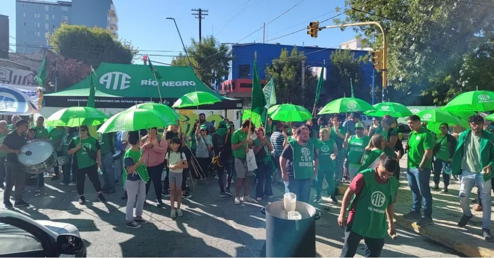 Contra los despidos: a primera hora empezó el acampe de ATE en la Secretaría de Trabajo