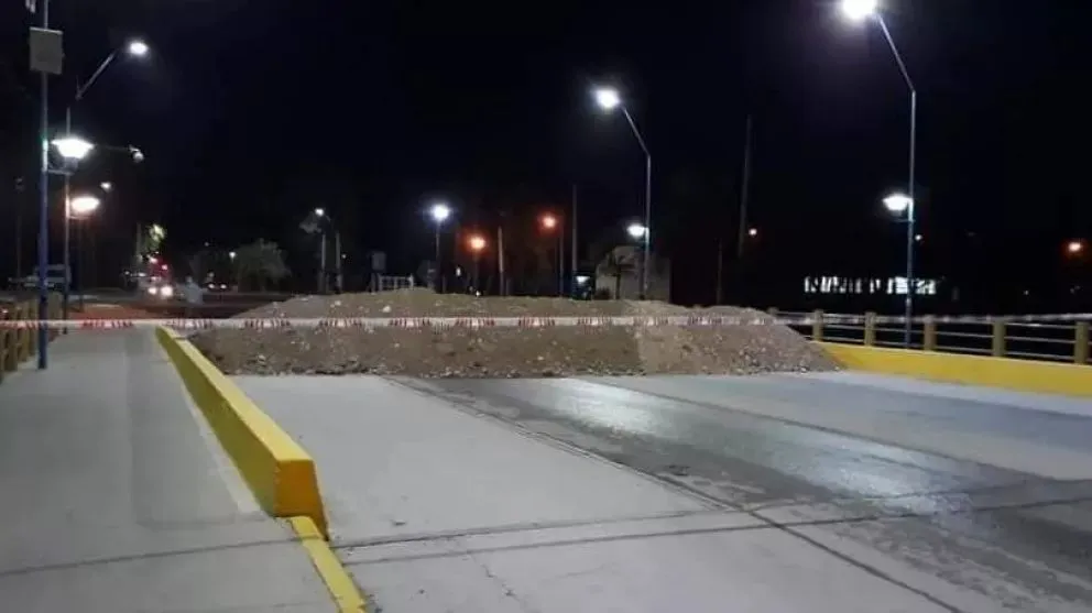 Chocó contra un terraplén mal señalizado y demandó al Municipio de Roca