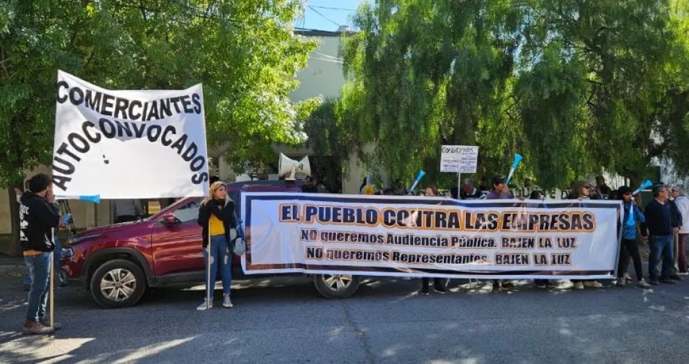 Realizaron un cacerolazo en el exterior de las oficinas de Edersa 