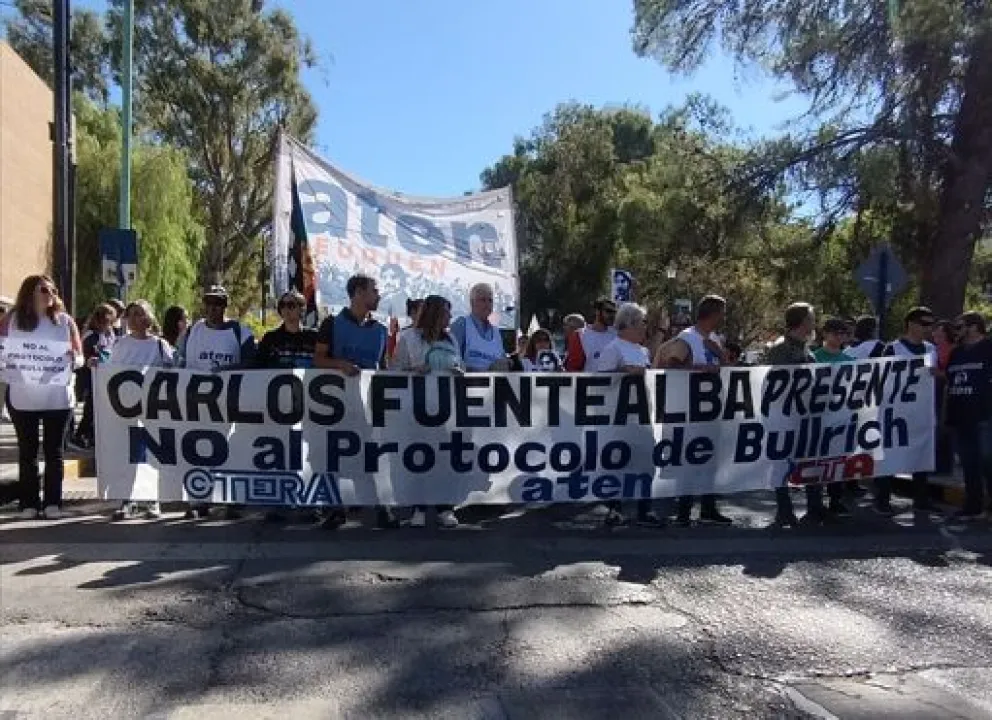 Docentes rionegrinos presentes en la marcha por Fuentealba en Neuquén