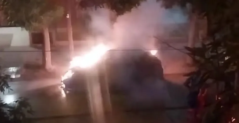 Destrucción total: un hombre denuncia que desconocidos le prendieron fuego su auto 