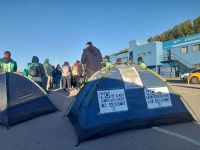 Puentes Cipolletti - Neuquén: acampe de ATE por despidos en Vialidad Nacional