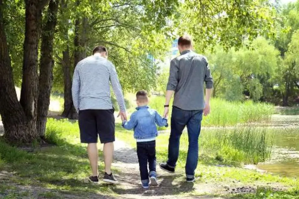 Pluriparentalidad: llevará el apellido de su padre de crianza y del biológico 
