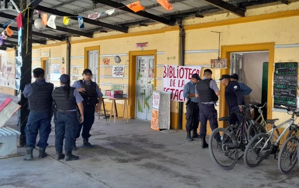 Intervención policial en la Biblioteca de la Estación en Roca