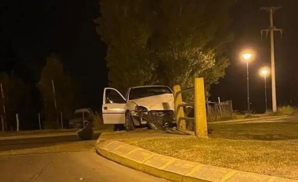 Chocó contra un puente del paseo del Bicentenario y se dio a la fuga 