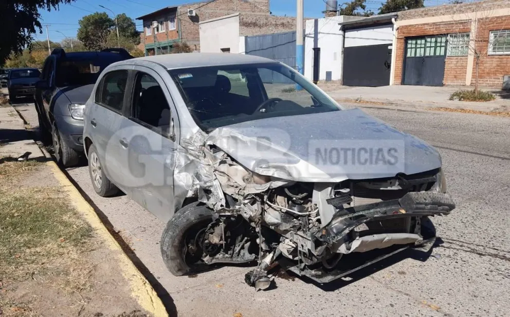 Impactó de lleno contra dos autos estacionados y se salvó de milagro