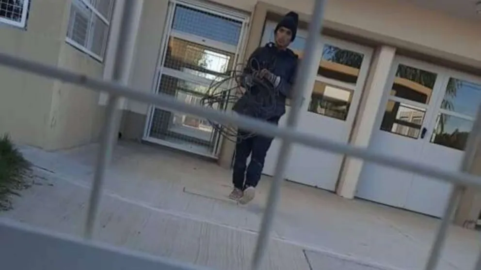 VIDEO: Vecinos grabaron a un delincuente caminando por el techo del CET 33
