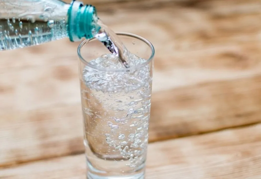 Mitos y beneficios del consumo de agua con gas