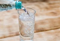 Mitos y beneficios del consumo de agua con gas