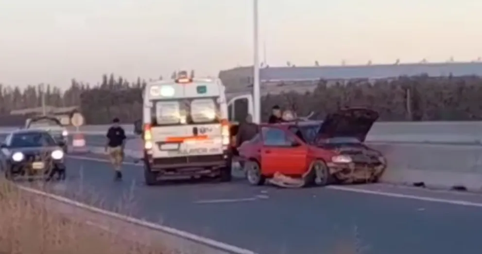 Se desvaneció y chocó contra el muro de Ruta 22 