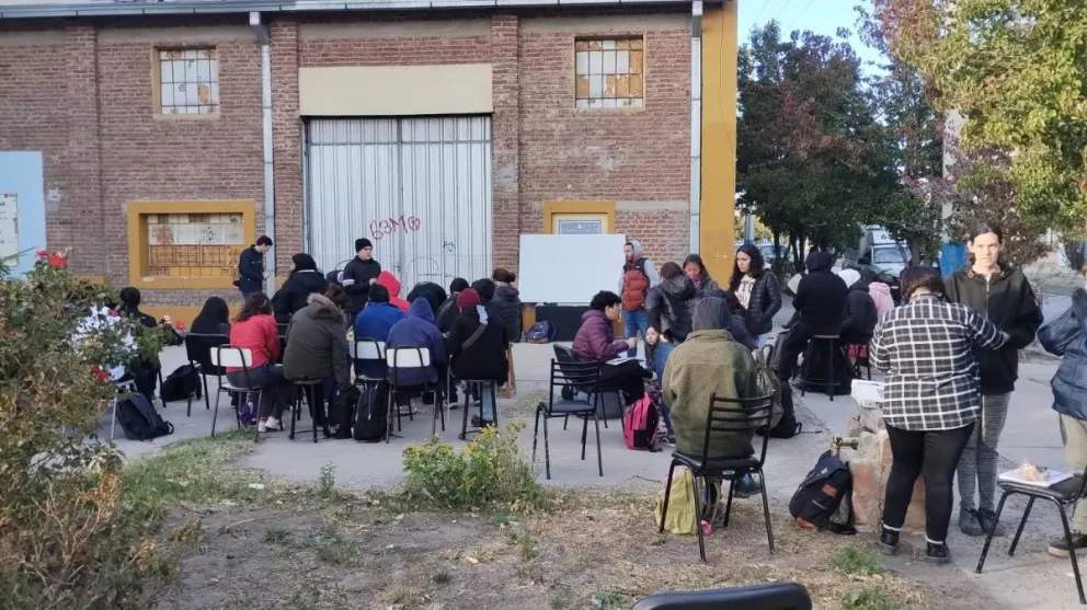 Universidades de Río Negro realizan clases públicas en defensa de la educación y contra el ajuste de Milei