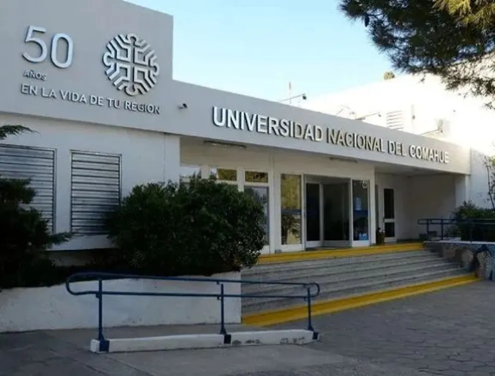 Banderazo en defensa de la UNCo: Docentes y estudiantes protestan contra el ajuste
