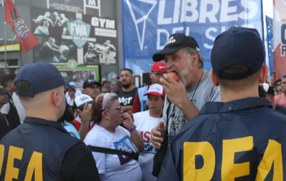 El Gobierno suspende beneficios sociales a quienes participen en piquetes