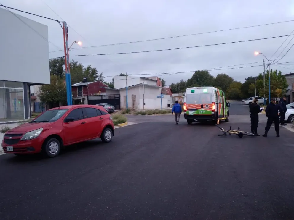 Fuerte choque entre un auto y una bicicleta en Ayala y Rosario de Santa Fe