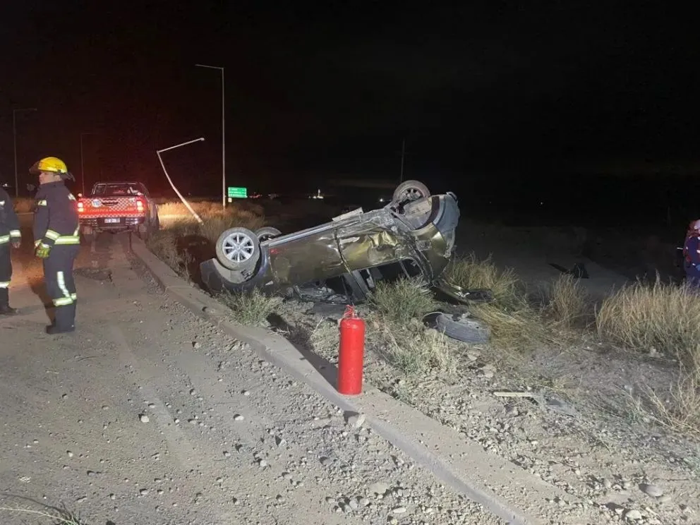 ¡Tremendo palo! No vio la rotonda y protagonizó un espectacular vuelco