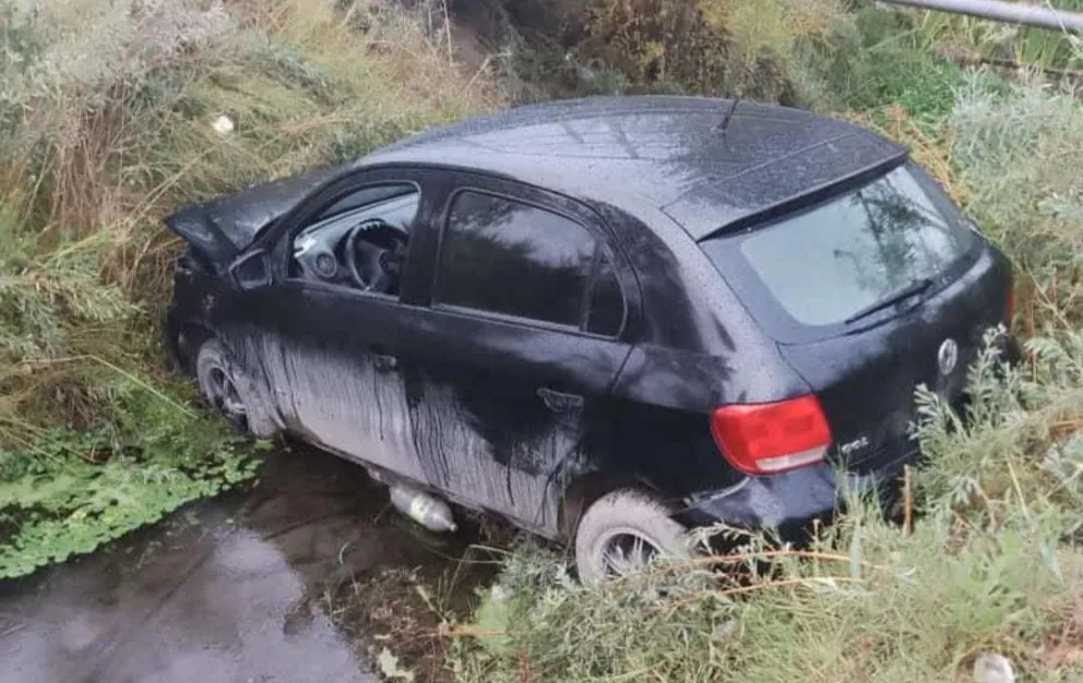Perdió el control y terminó dentro del desagüe en Roca 