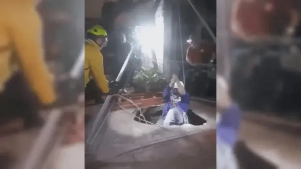 Video: así rescataron a un hombre que cayó a un pozo ciego de 4 metros de profundidad 