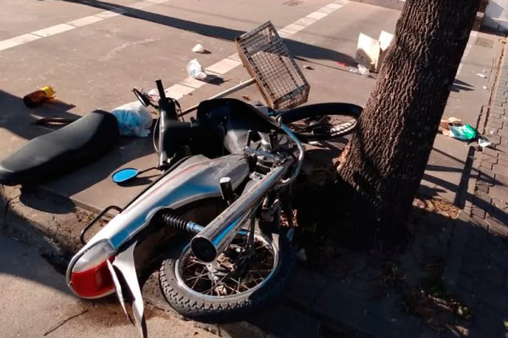 Dos menores chocaron contra un árbol cuando intentaban escapar de la policía 