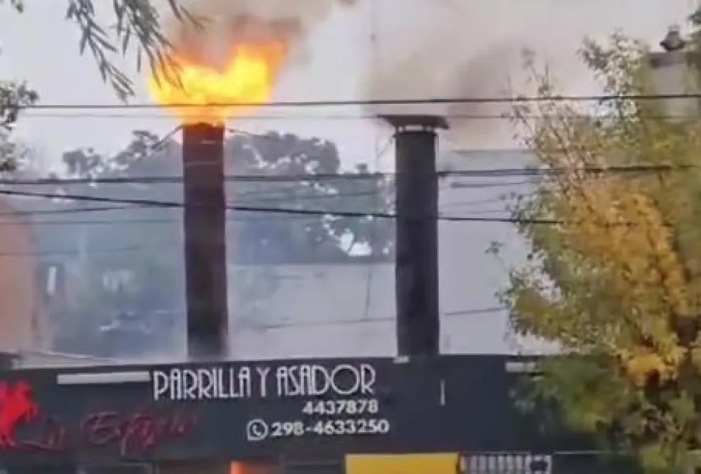 Ardió el fuego en una parrilla de Roca 