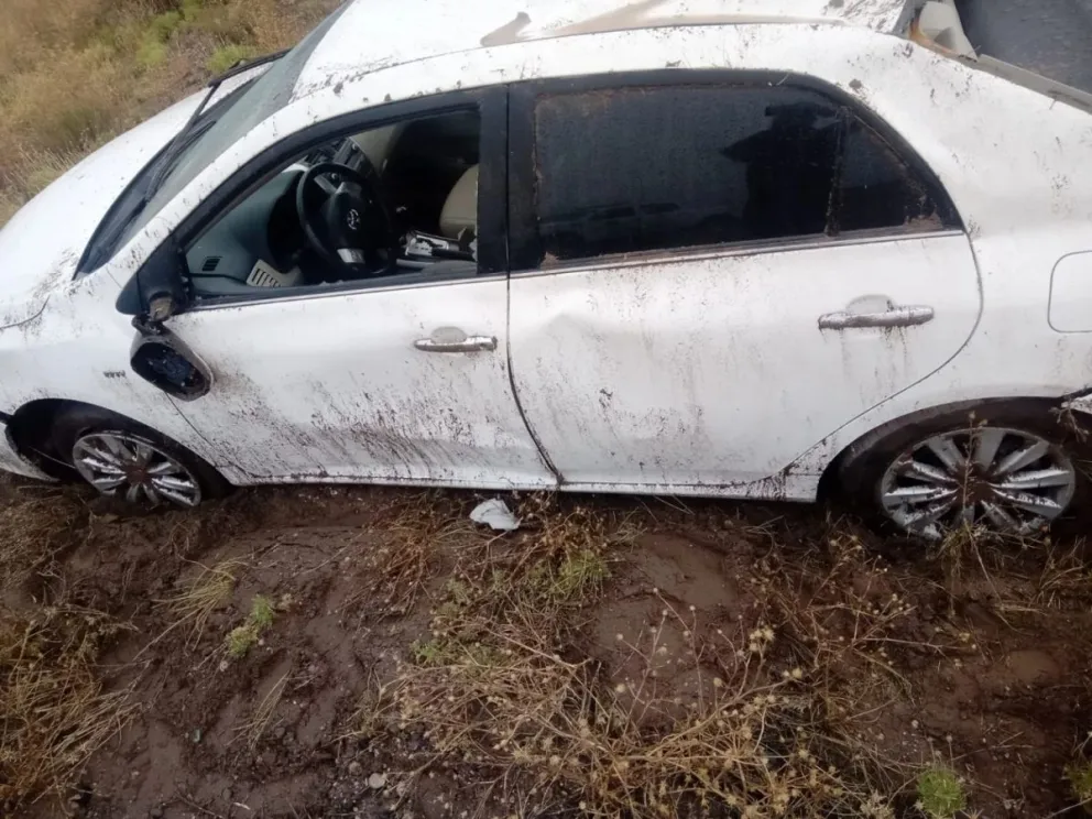 Trasladaron a Roca a una familia que protagonizó un vuelco cerca de Casa de Piedra